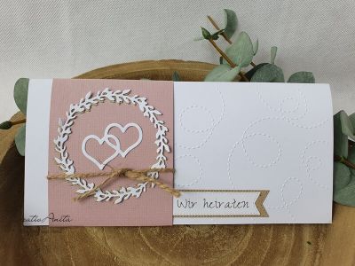 Einladungskarte handgeprägt mit floralem Kranz und Doppelherzen in Altrosa-Weiß