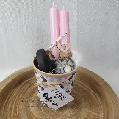 Ostergeschenk mit Beton-Kerzenhalter und Stabkerzen - im Becher - ROSA