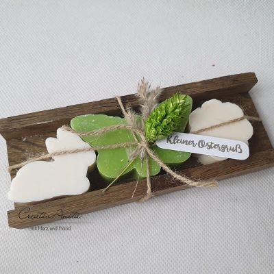 Ostergeschenk Schafmilchseifen in Holzverpackung Ostergruß Hase-Schmetterling grün-weiß