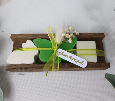 Ostergeschenk Schafmilchseifen in Holzverpackung Ostergruß Hase-Schmetterling grün-weiß