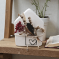 Preview: Handgemachtes Haus aus Beton, dekoriert mit Trockenblumen und Herzanhänger