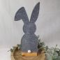 Preview: Hase auf Holzständer aus Filz in Grau