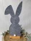 Preview: Hase auf Holzständer aus Filz in Grau