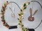 Preview: Tischdeko Ostern mit Trockenblumen und Osterhase - Loop - Osterkranz - Metallständer natur-grün