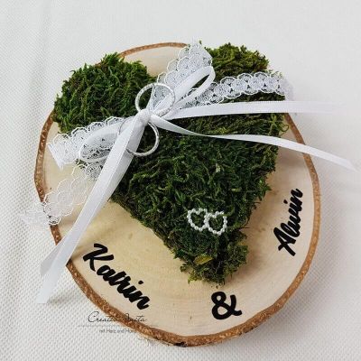 Ringkissen Moosherz auf Holzscheibe mit Perlenherzen und Spitze - Altrosa