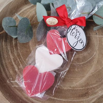 Geschenkset mit Seifenherzen GRANATAPFEL-SCHNEEROSE - dekoriert mit handgestempeltem Anhänger "von Herzen"