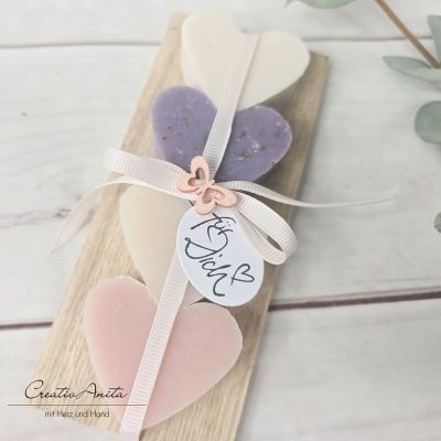 Geschenk Seifen-Herzen aus Schafmilch auf Holz - PASTELL