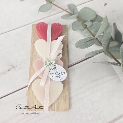 Preview: Geschenk Seifen-Herzen aus Schafmilch auf Holz - ROT
