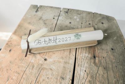 Geschenkkerzen - Stabkerze mit Spruch -Glückslicht 2027- mit Glücks-Kleeblatt