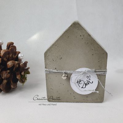 Handgemachtes Haus aus Beton, dekoriert mit Silberkordel