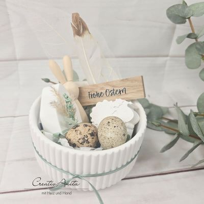 Schale befüllt mit Holzhase und Betonhaus - liebevoll dekoriert