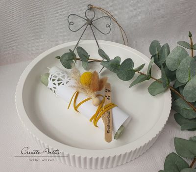 Runder Dekoteller in Rillenoptik - mit hohem Rand in weiß - Kerzenteller