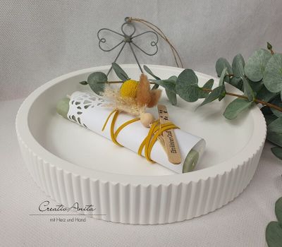 Runder Dekoteller in Rillenoptik - mit hohem Rand in weiß - Kerzenteller