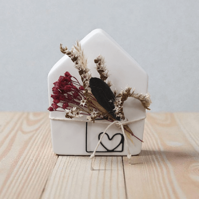 Preview: Handgemachtes Haus aus Beton, dekoriert mit Trockenblumen und Herzanhänger