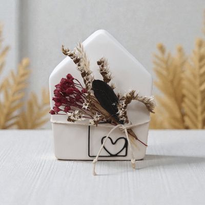 Preview: Handgemachtes Haus aus Beton, dekoriert mit Trockenblumen und Herzanhänger