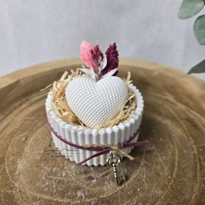 Preview: Kleine Dekoschale handgefertigt - mit Trockenblumen & Betonherz bestückt