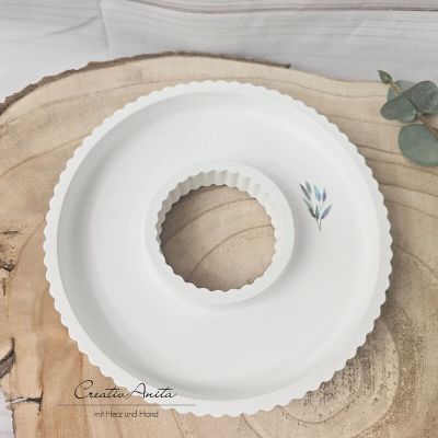 Dekoteller mit Riffeldesign - weiß mit floralem Design