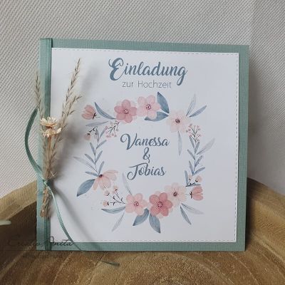 Einladungskarte im Bohostil mit Blumenkranz und Trockenblumen