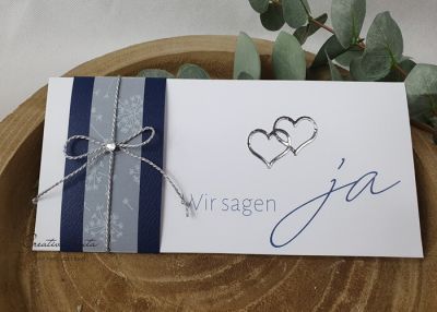 Einladungskarte mit Herzen in Silber - Banderole in Dunkelblau mit "Pusteblumen"