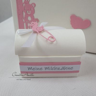 Erinnerungsbox - Geschenktruhe zur Geburt mit süßen Babyaccessoires in ROSA, inkl. Milchzahntruhe