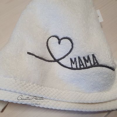 Handtuch in weiß mit Motiv geschwungenem Herz -Mama-