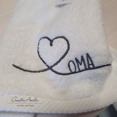 Handtuch in weiß mit Motiv geschwungenem Herz -Oma-