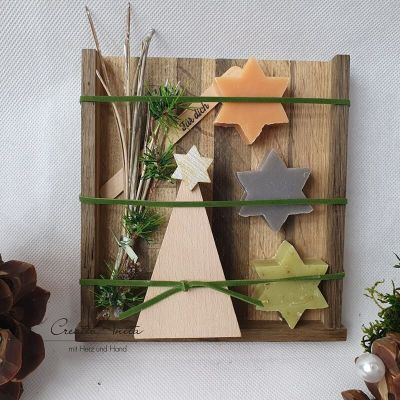 Geschenkset mit Christbaum und Seifensternen dekoriert in Holzbox