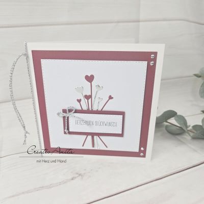 Glückwunschkarte zur Hochzeit mit Herzen in bordeaux-silber