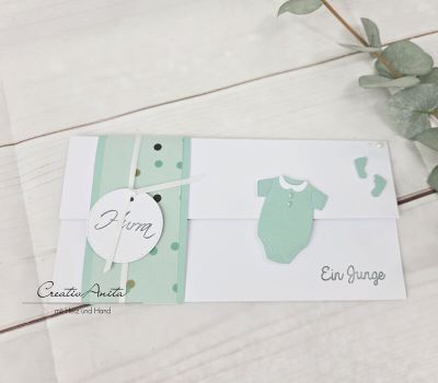 Gutscheinkarte zur Geburt Weiß-Mint mit süßem Strampler und Babyfüßen für einen Jungen