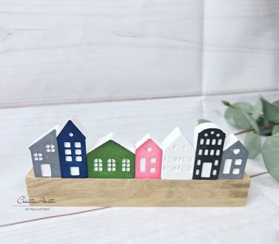 7 Mini-Häuser - Dekoration auf Holzleiste - Bunt