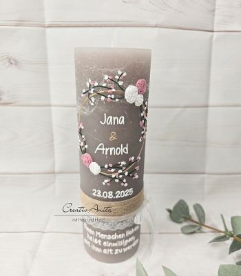 Preview: Hochzeitskerze Rustik taupe - Edler zarter Blütenkreis weiß-altrosa