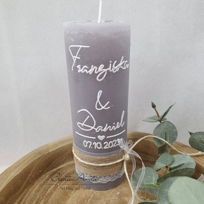 Preview: Hochzeitskerze Rustikkerze in grau mit Spitzenband, Jute und Perlen - Personalisiert