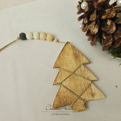Holzbaum mit Holzperlenkette zum Aufhängen