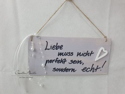 Handgemachtes Holzschild beschriftet "Liebe muß nicht perfekt sein...." Flieder-Schwarz, Muttertag, Geburtstagsgeschenk