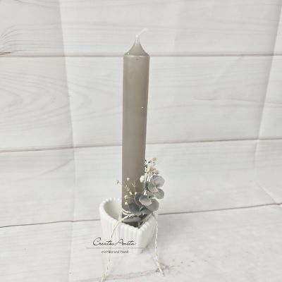 Stabkerzenhalter in Herzform mit Rillenoptik - Eukalypthus und Schleierkraut dekoriert -taupe-