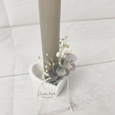 Preview: Stabkerzenhalter in Herzform mit Rillenoptik - Eukalypthus und Schleierkraut dekoriert -taupe-