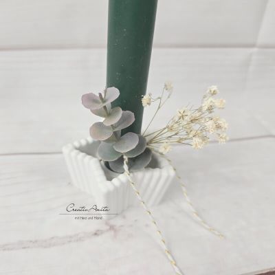 Preview: Stabkerzenhalter in Sternform mit Rillenoptik - Eukalypthus und Schleierkraut dekoriert -dunkelgrün-