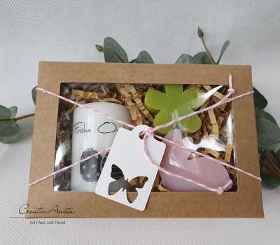 Geschenkbox mit handverzierter Kerze "Frohe Ostern" und Schafmilchseifen Hase (Magnolie) und Blume - Osterkerze