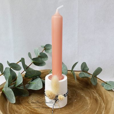 Handgemachter Kerzenhalter - mit Trockenblumen dekoriert, inkl. Stabkerze apricot