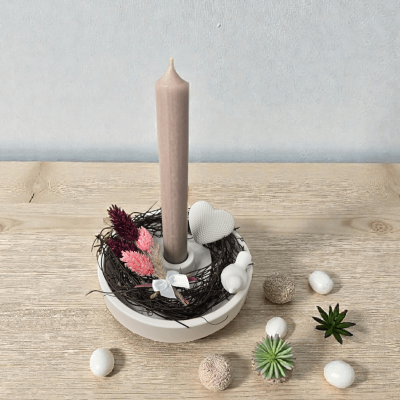 Stabkerzenhalter rund - weiß mit Kerze, Weidenkranz und Herz, Vögelchen aus Beton