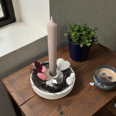 Preview: Stabkerzenhalter rund - weiß mit Kerze, Weidenkranz und Herz, Vögelchen aus Beton