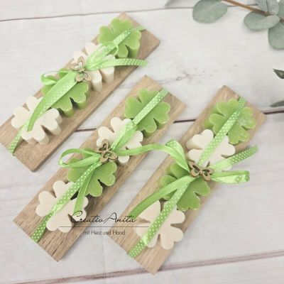 Preview: Geschenk Seifen-Kleeblätter aus Schafmilch auf Holz - Grün-Weiß