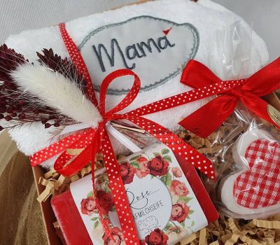 Geschenkset MAMA mit Schafmilchseife Rose, Handtuch und Seifenherz, Wohlfühlpaket mit Trockenblumen dekoriert