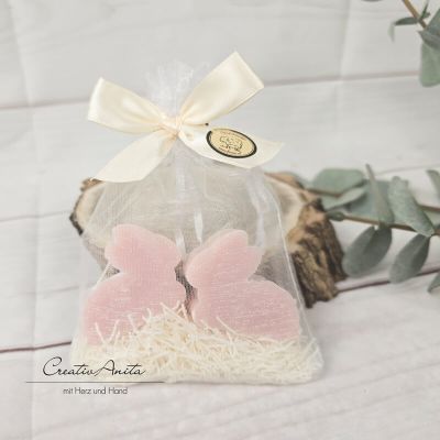 Geschenk zu Ostern mit Schafmilchseifen Osterhasen & Seifennadeln ROSA