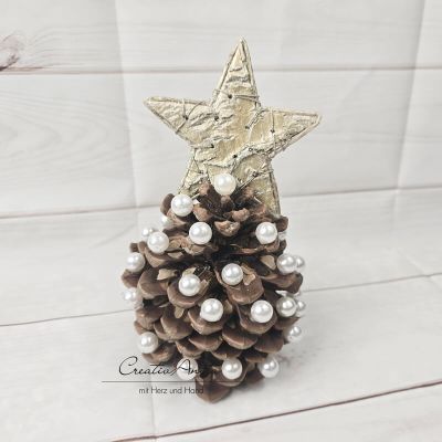 Pinienzapfen mit Perlen und goldenem Stern