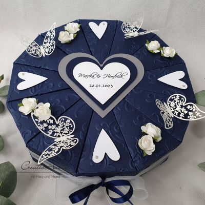 Schachteltorte mit Röschen & Herzen zur Hochzeit in DUNKELBLAU-WEISS-SILBER