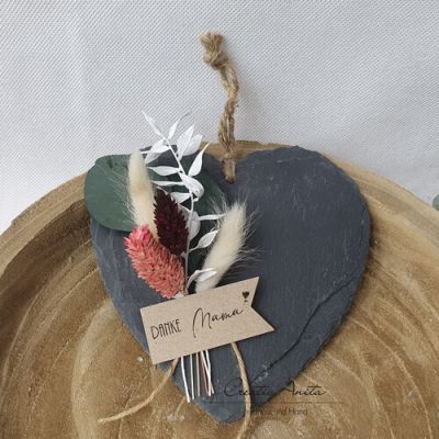 Schieferherz mit Trockenblumen und Anhänger -Danke Mama- dekoriert