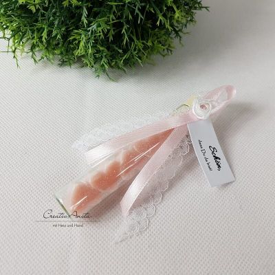 Gastgeschenk im Reagenzglas befüllt mit 5 Seifenherzen MAGNOLIE