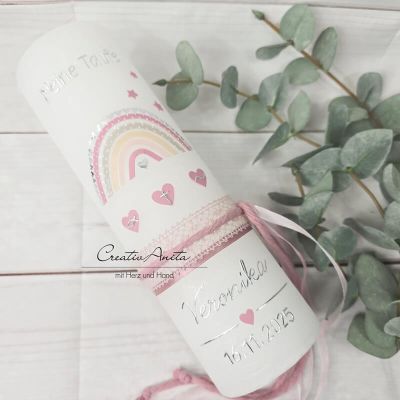 Taufkerze Rustikkerze mit Regenbogen weiß-silber verziert mit Herzen und christlichen Symbolen