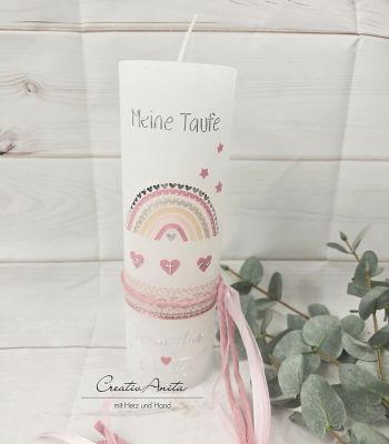 Preview: Taufkerze Rustikkerze mit Regenbogen weiß-silber verziert mit Herzen und christlichen Symbolen